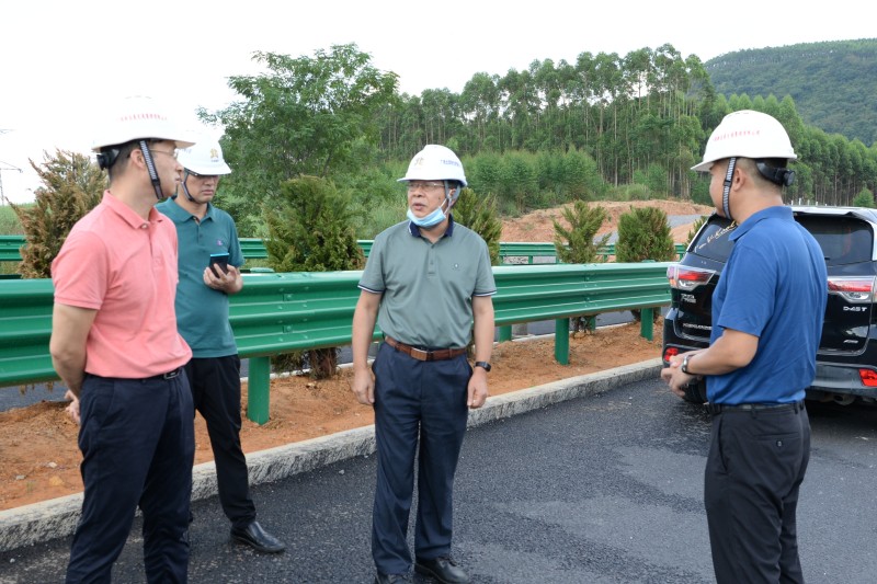 覃炳賢（右二）檢查蒙象來(lái)高速沿線交安、綠化工程_副本.jpg